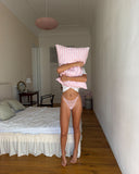 Дівчина в рожевих стрінгах з сіточки з подушкою в спальні — MY PINK PANTIES